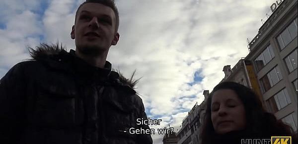 HUNT4K. Kerl nimmt Geld von Jäger an, der seine kleine Freundin ficken wollte